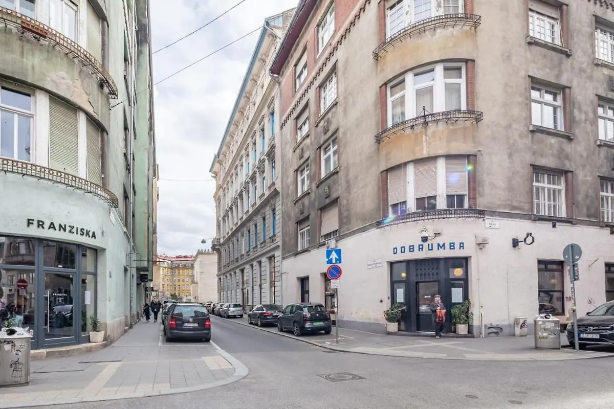 Super Central New Studio Budapest 0*,